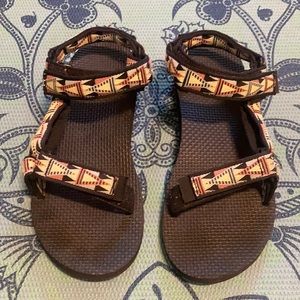 Boho pattern Tevas sandals in great condition!